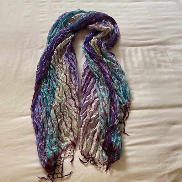 Beautiful silk scarf - Picture 2 of 5